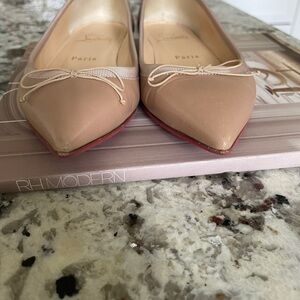 Perfect summer flats. Worn but in good condition. Perfect neutral color.